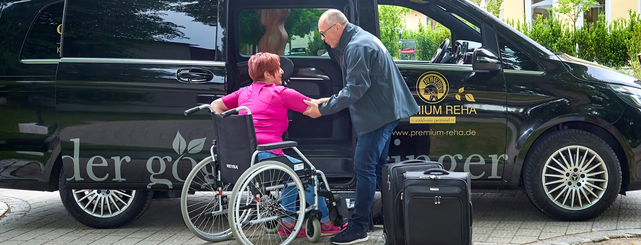 Fahrdienst bringt Patientin im Rollstuhl zur Villa Aurelia