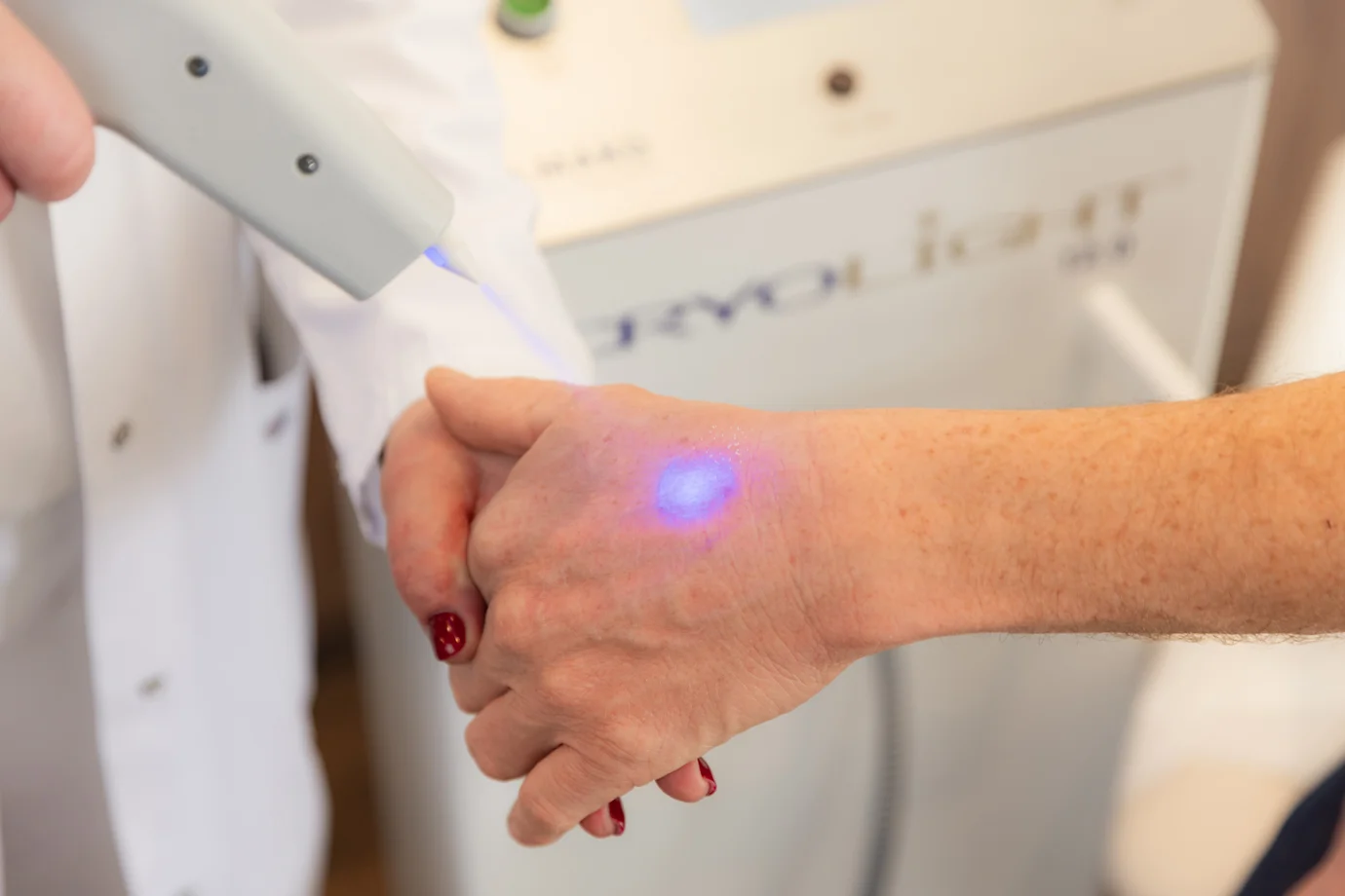 Patient bei der Cryolight-Therapie