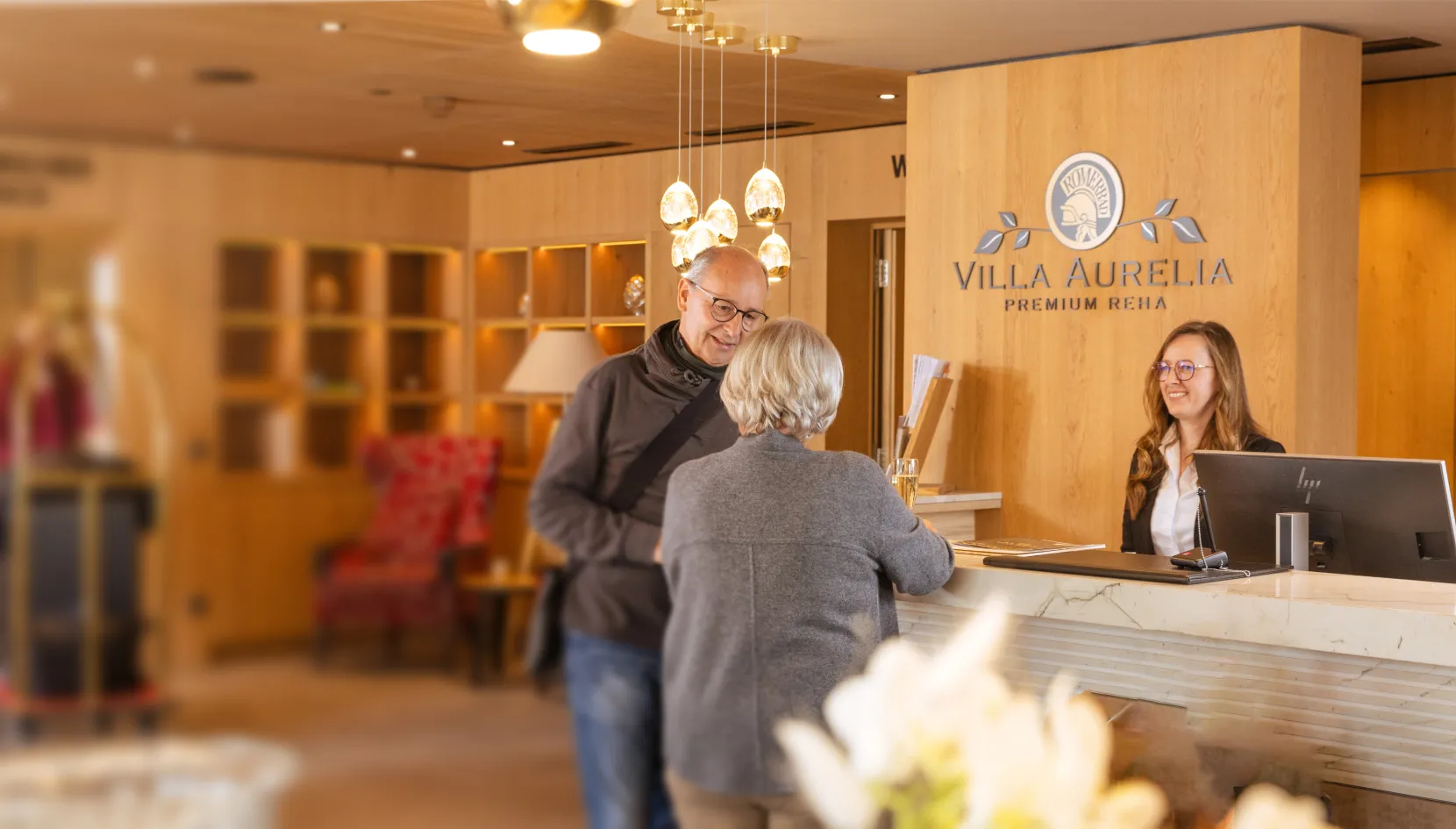 Paar an der Rezeption